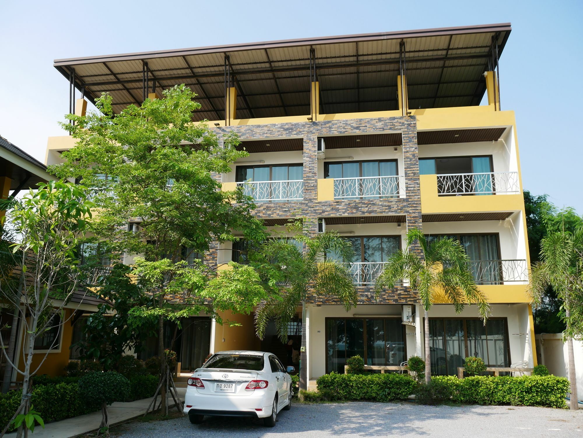 Yellow House Rayong Ban Phe Exterior photo